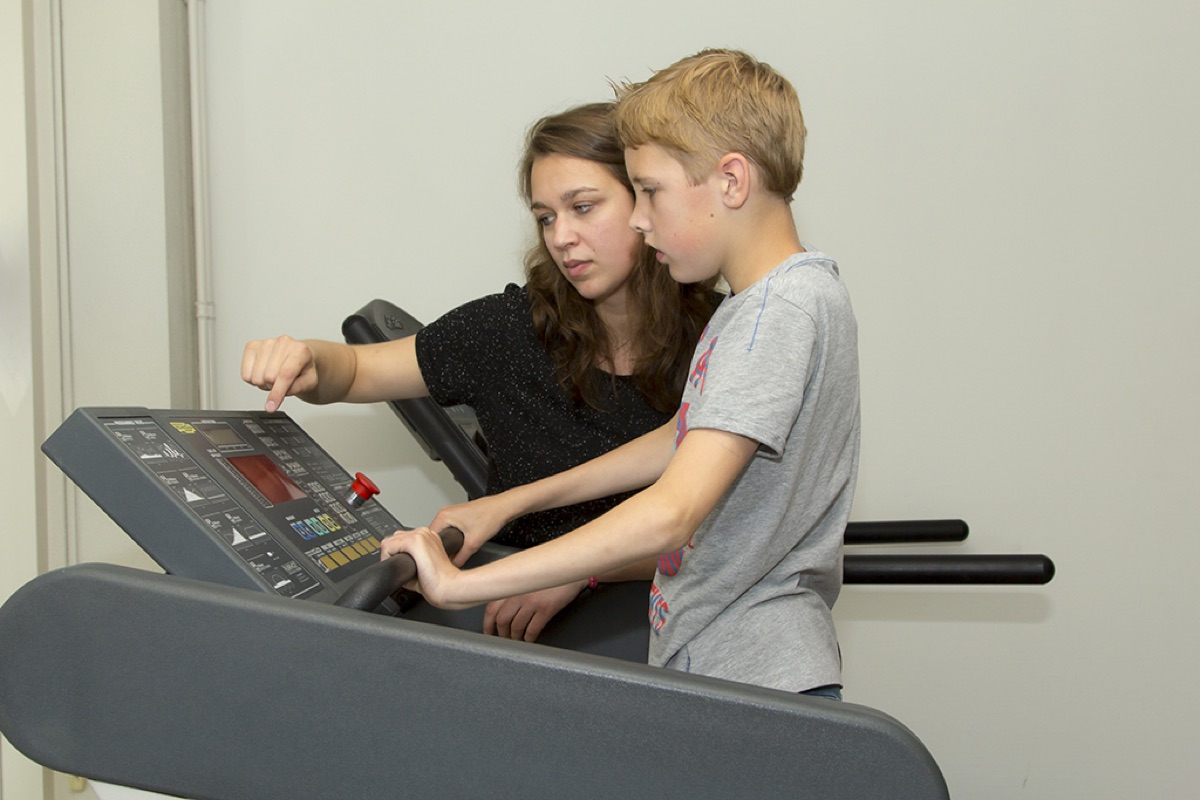 Kind oefent motorische vaardigheden bij kinderfysiotherapie Dudok Dordrecht