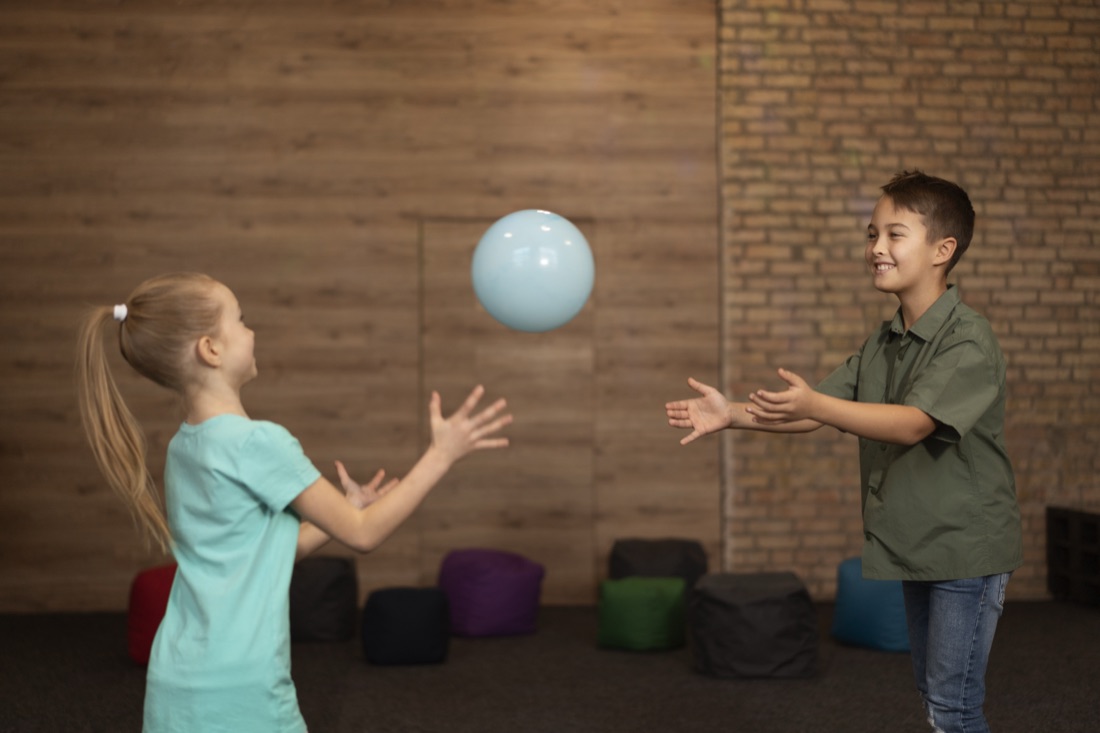 Kind oefent balvaardigheid tijdens kinderfysiotherapie